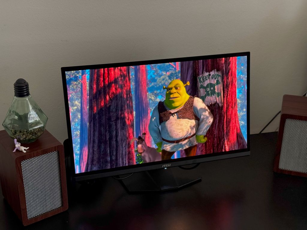 A monitor film közben.