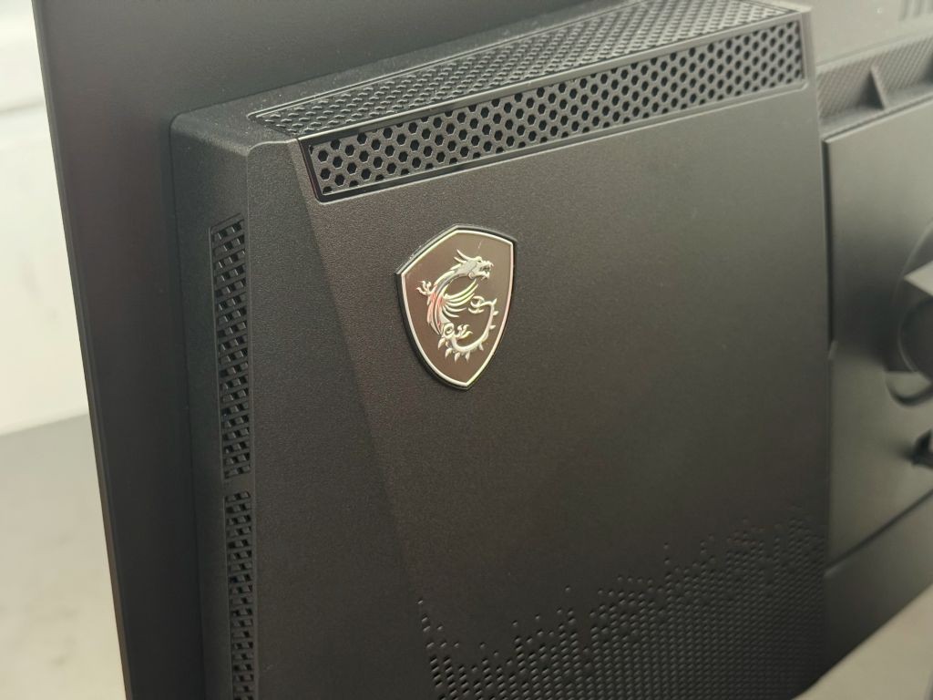 MSI Badge a monitor hátulján.