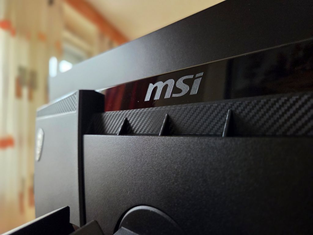 MSI felirat és karbon mintás hátlap.
